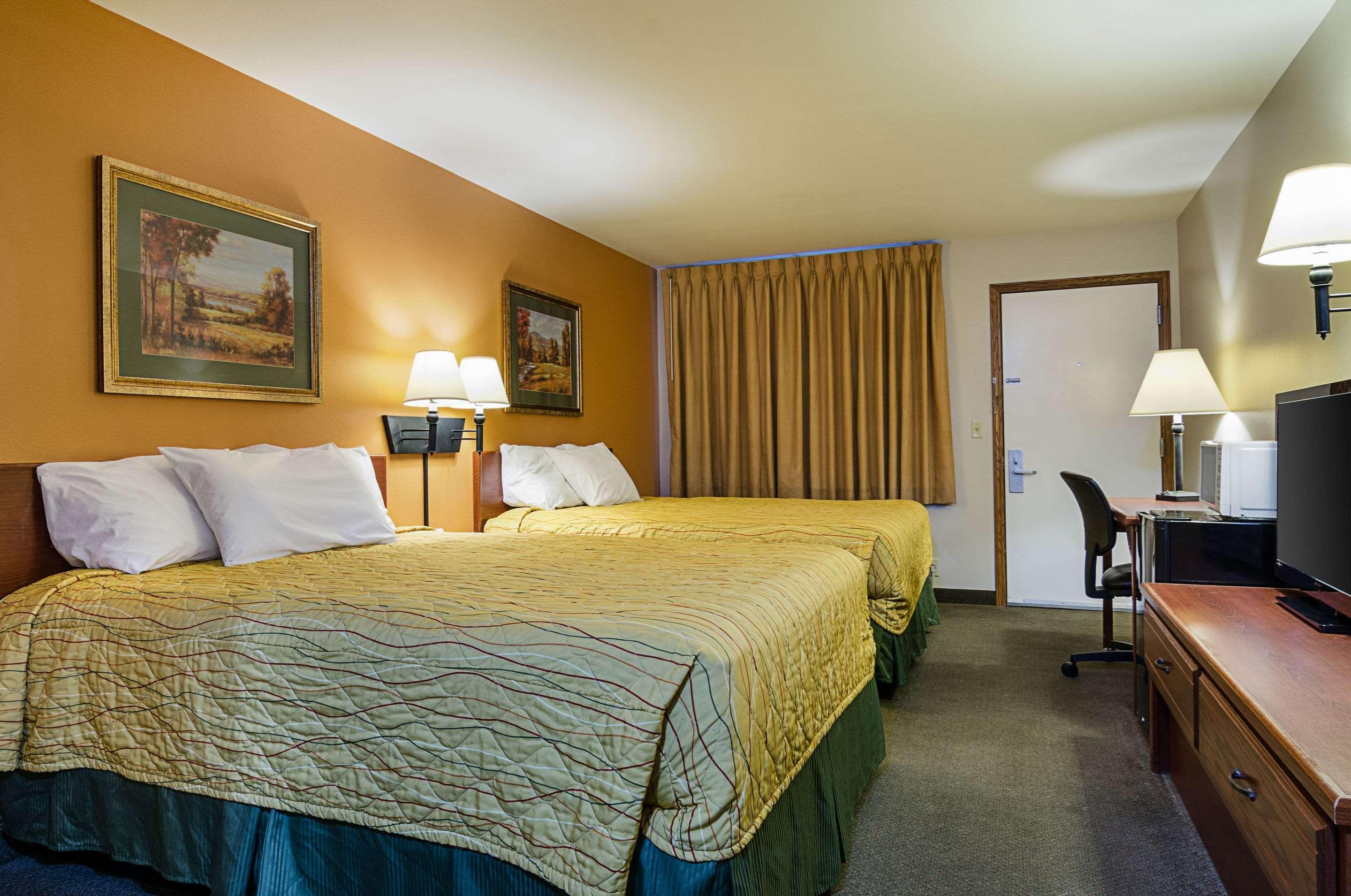 Rodeway Inn Larned Экстерьер фото