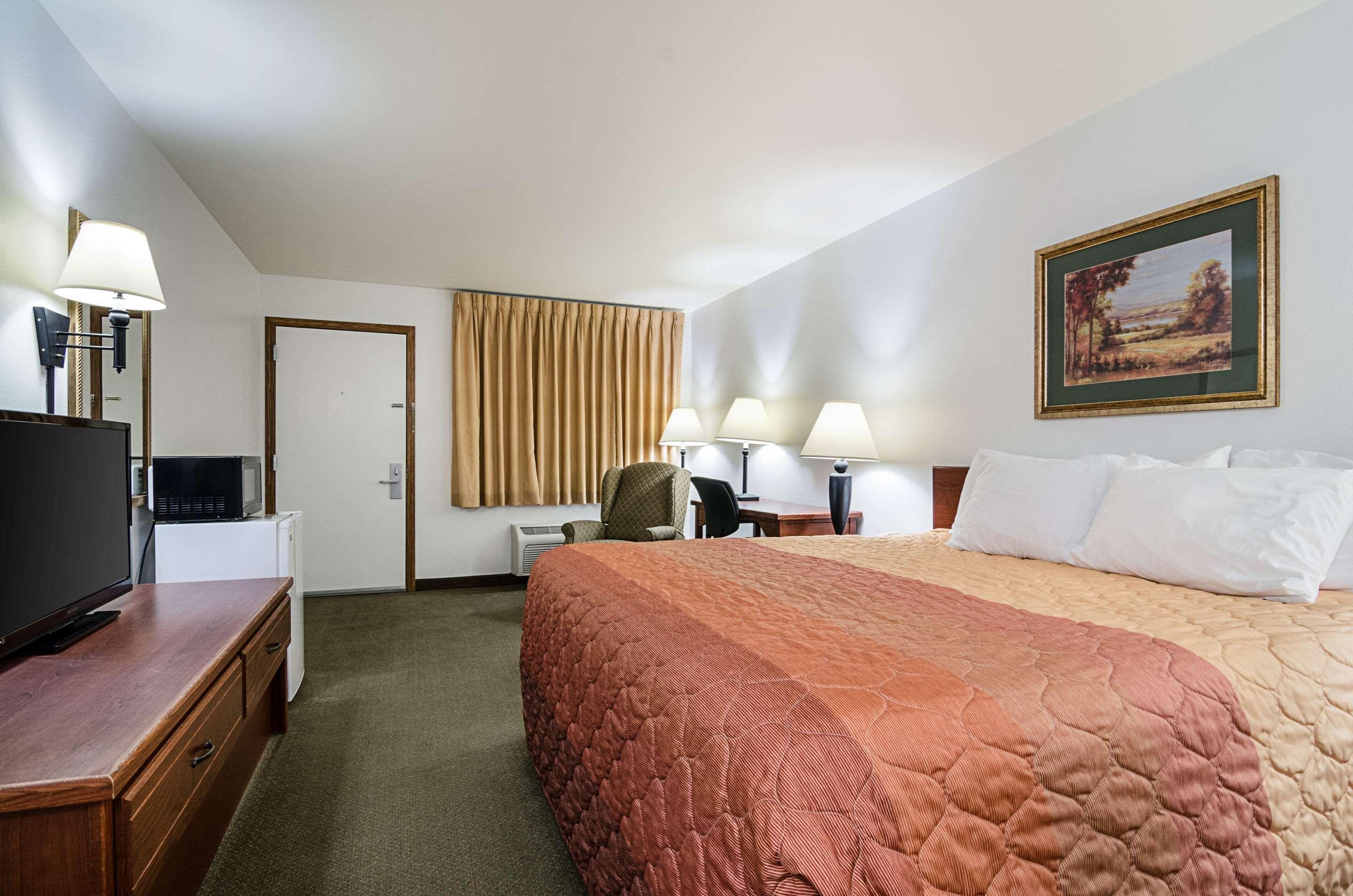 Rodeway Inn Larned Экстерьер фото