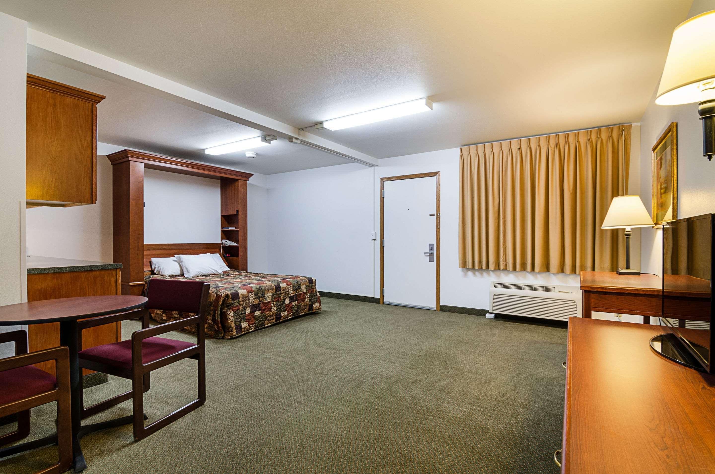 Rodeway Inn Larned Экстерьер фото