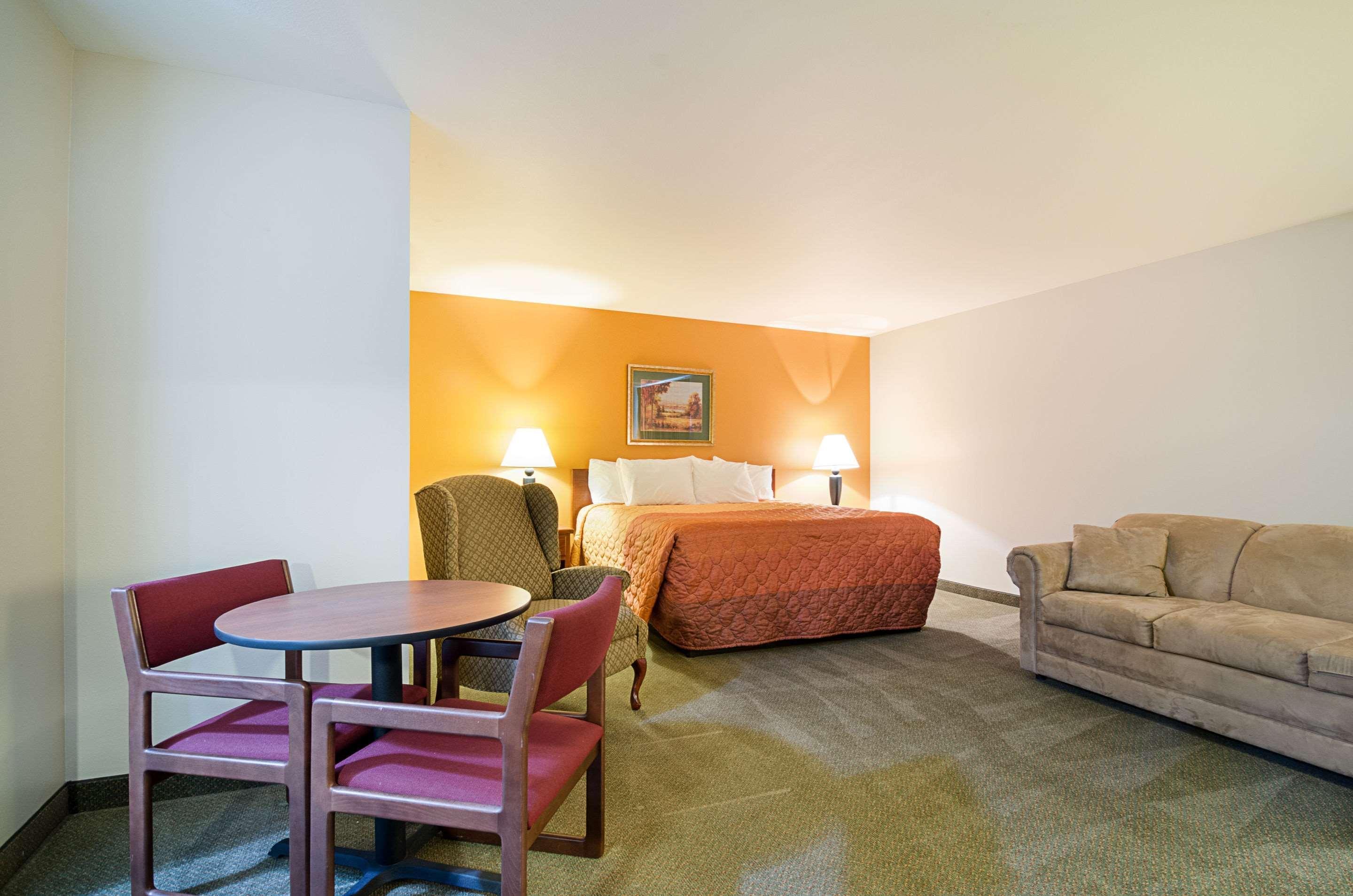 Rodeway Inn Larned Экстерьер фото