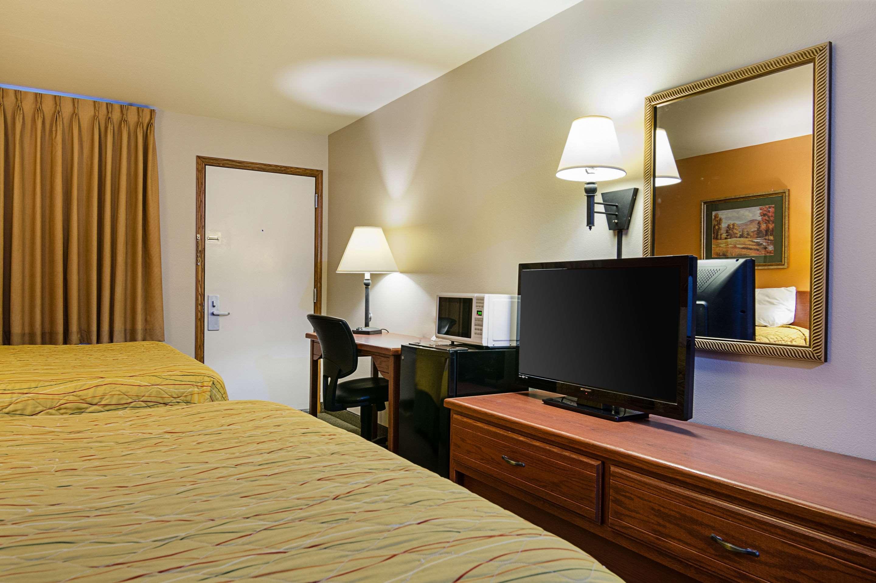 Rodeway Inn Larned Экстерьер фото
