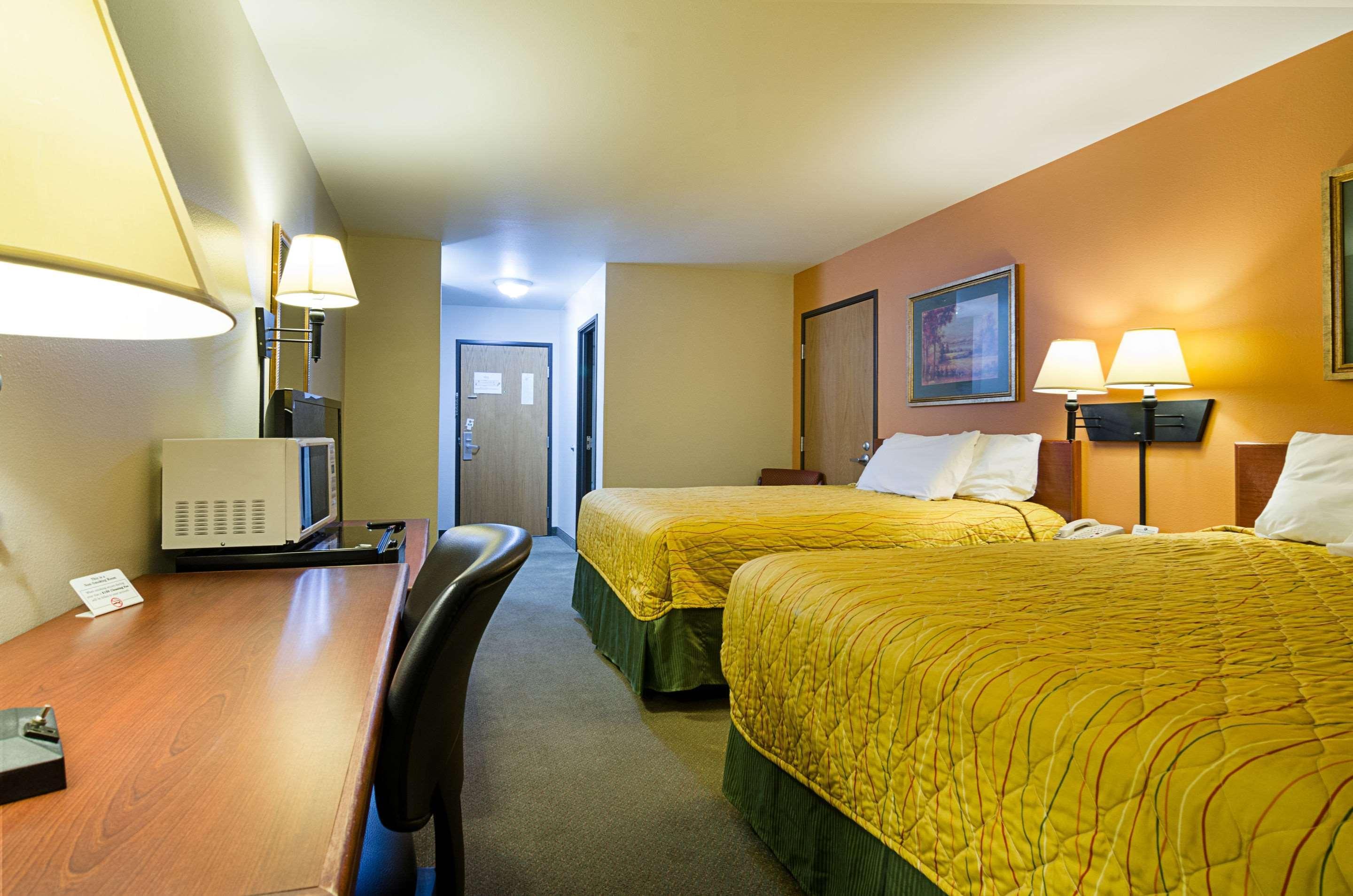 Rodeway Inn Larned Экстерьер фото
