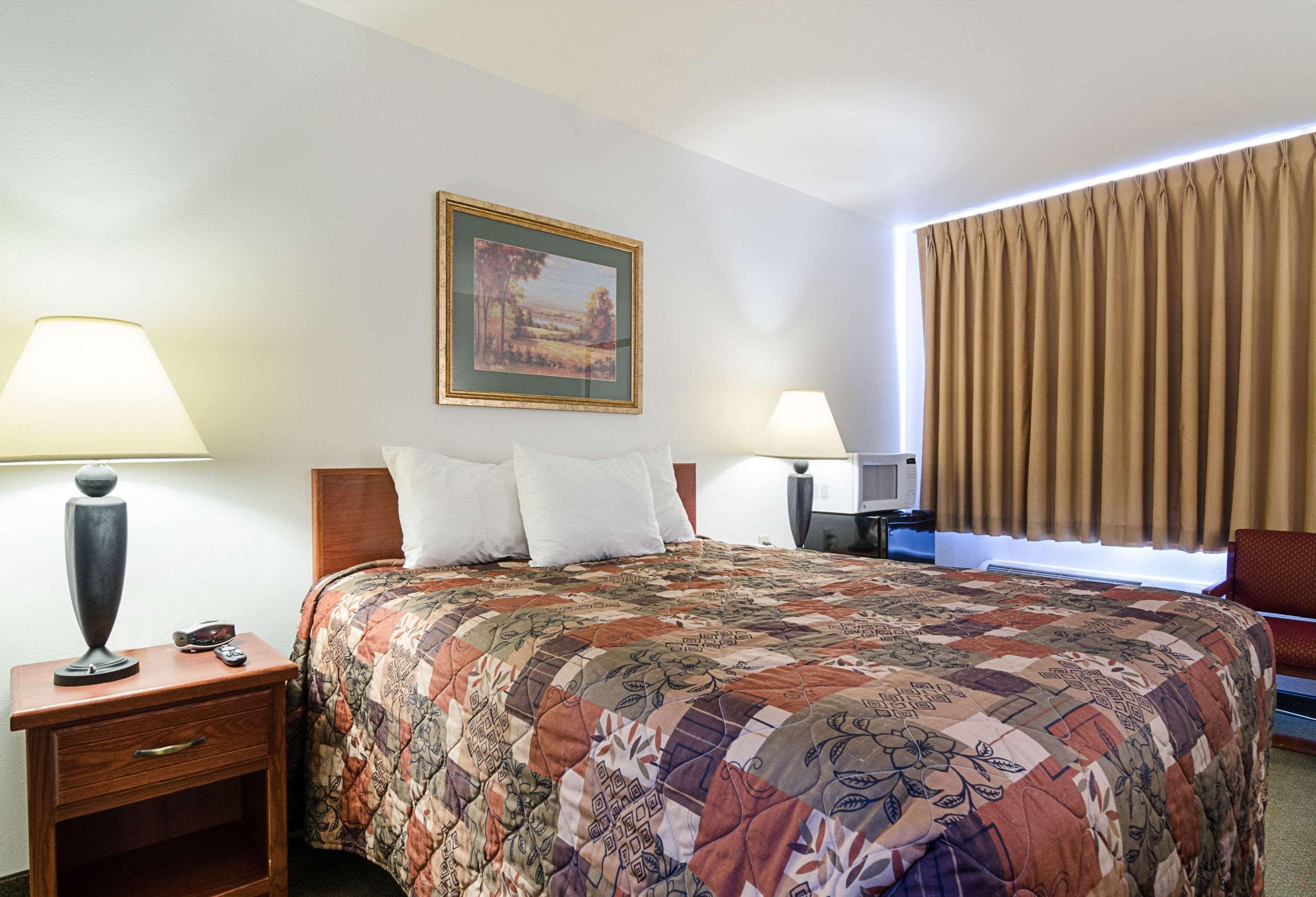 Rodeway Inn Larned Экстерьер фото