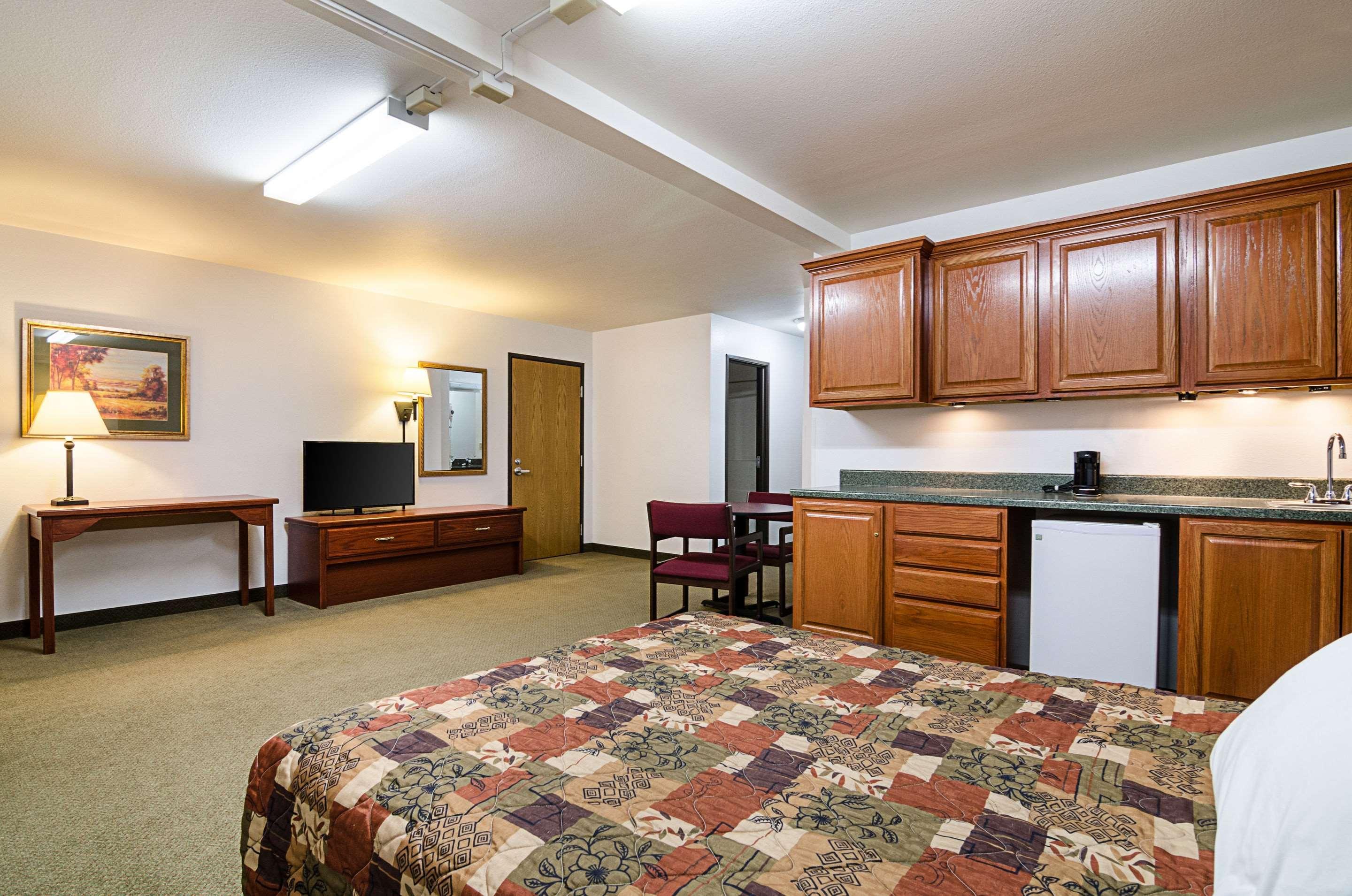 Rodeway Inn Larned Экстерьер фото
