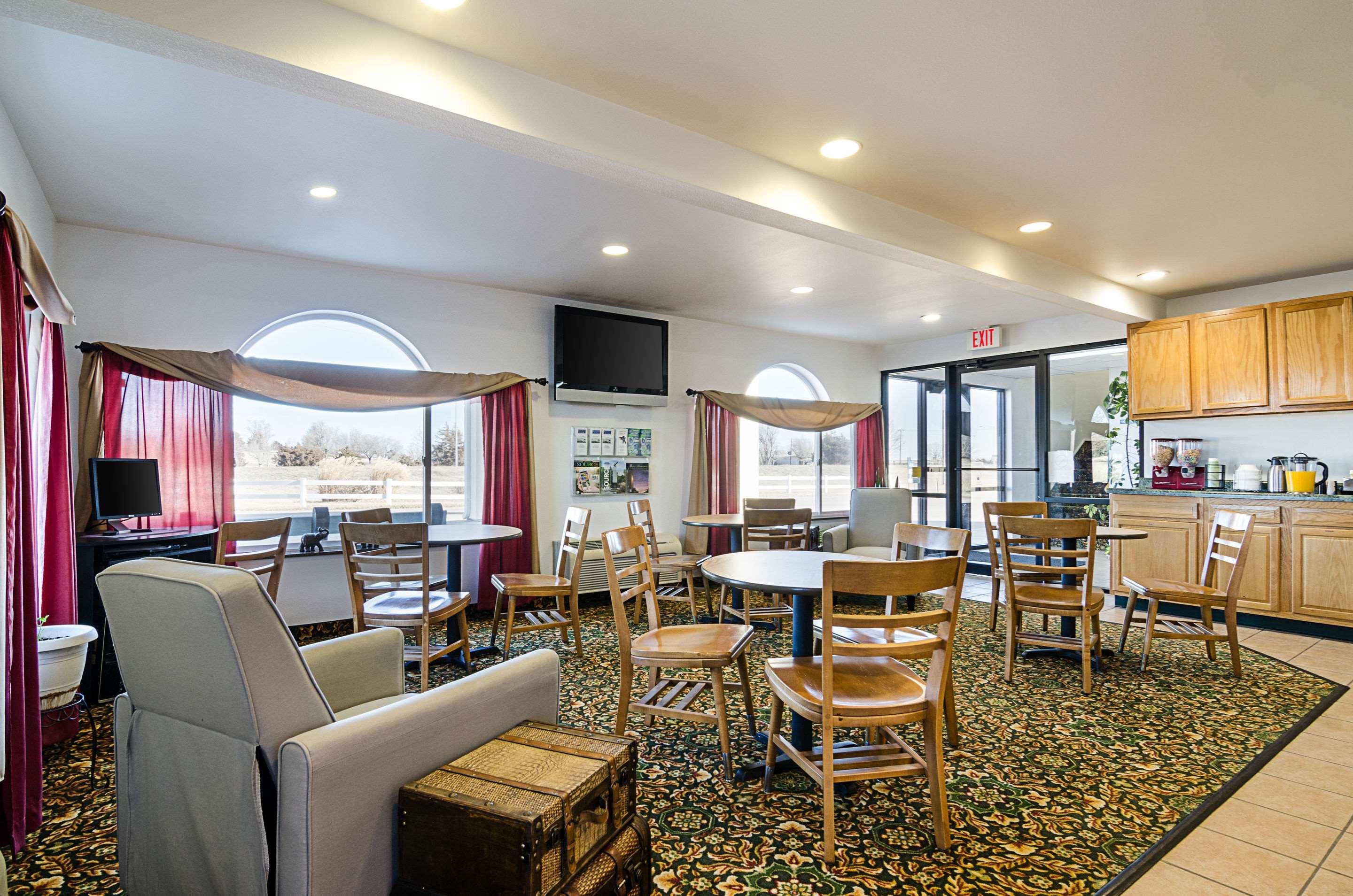 Rodeway Inn Larned Экстерьер фото