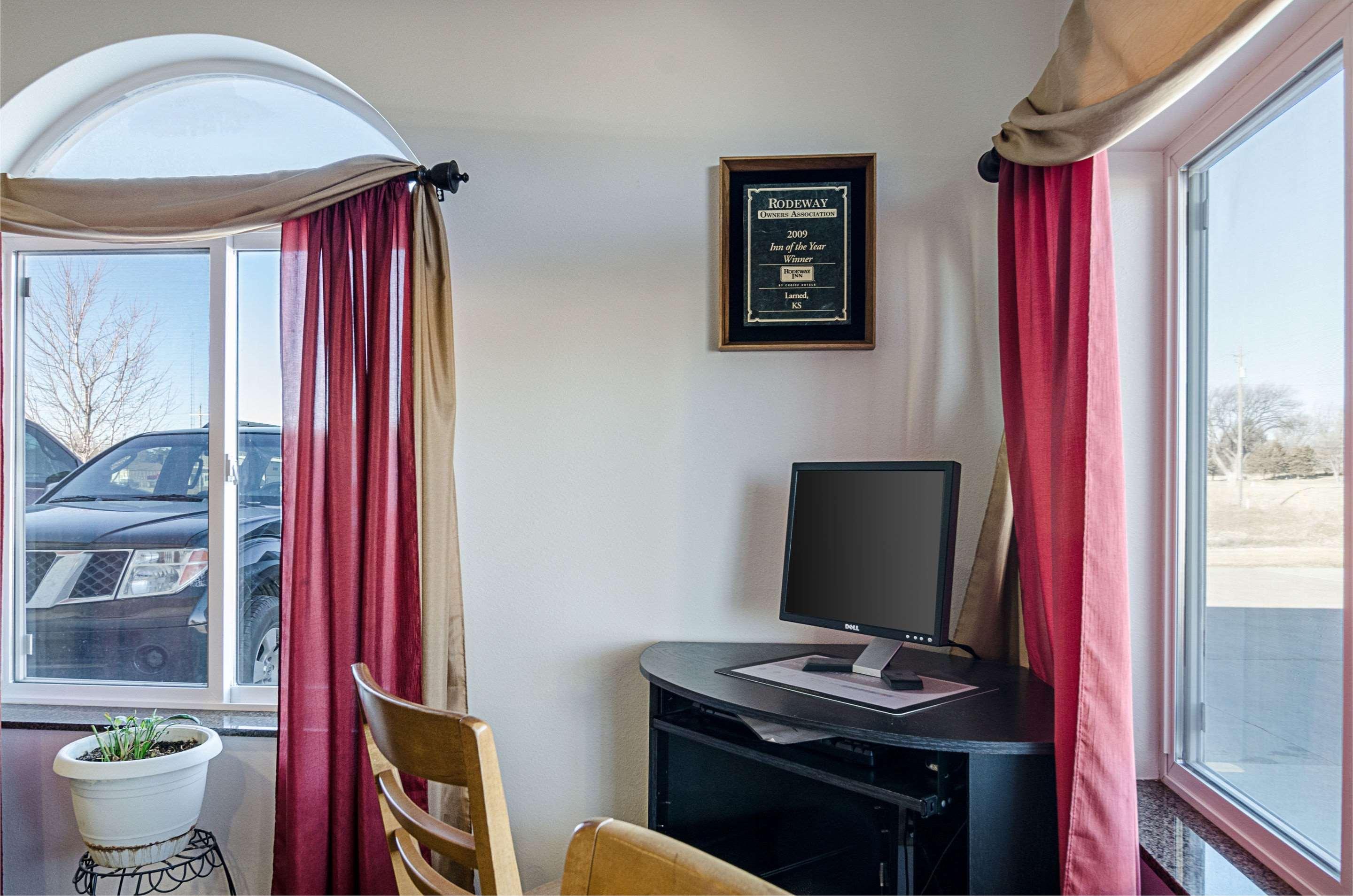 Rodeway Inn Larned Экстерьер фото