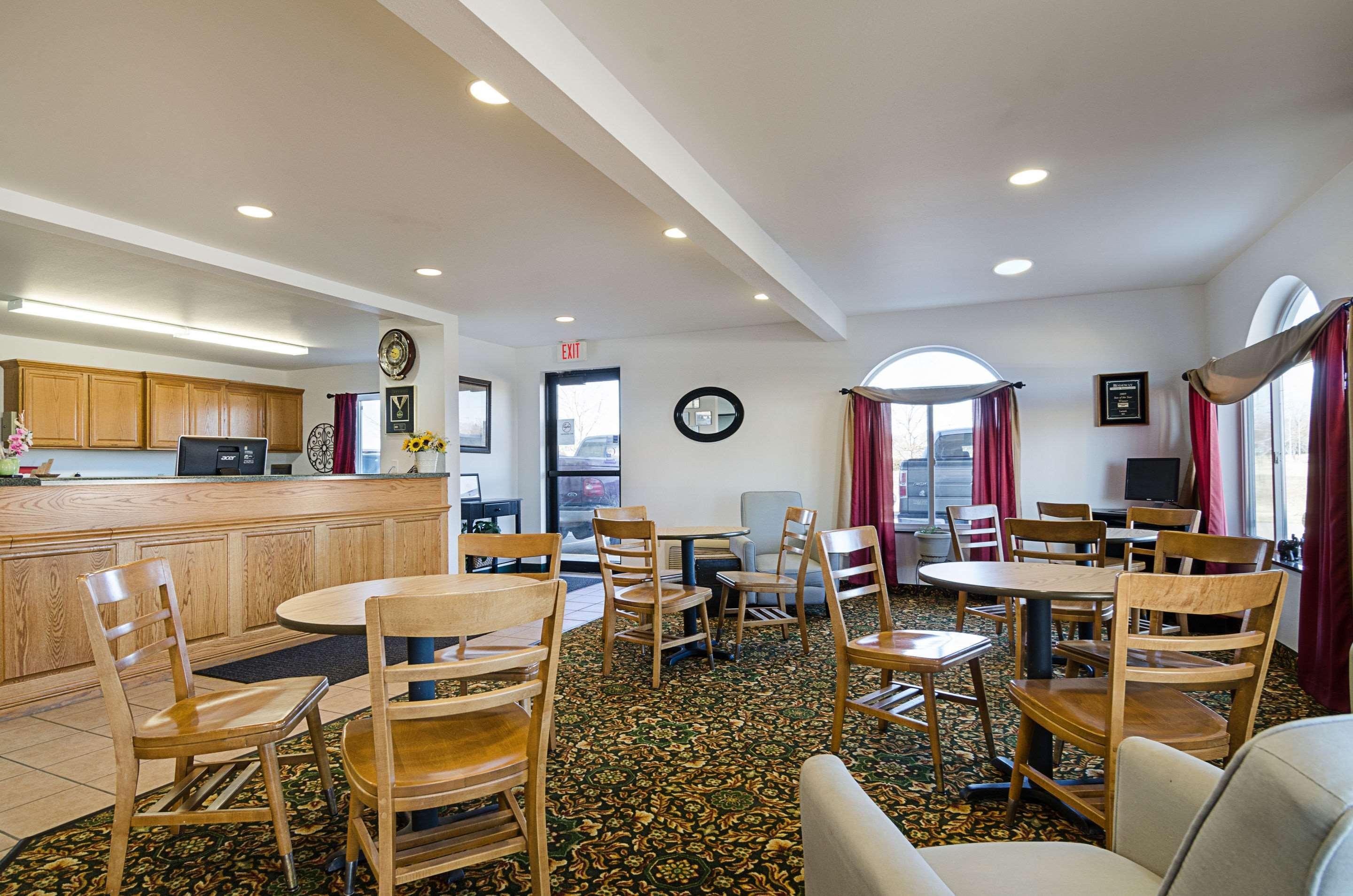 Rodeway Inn Larned Экстерьер фото