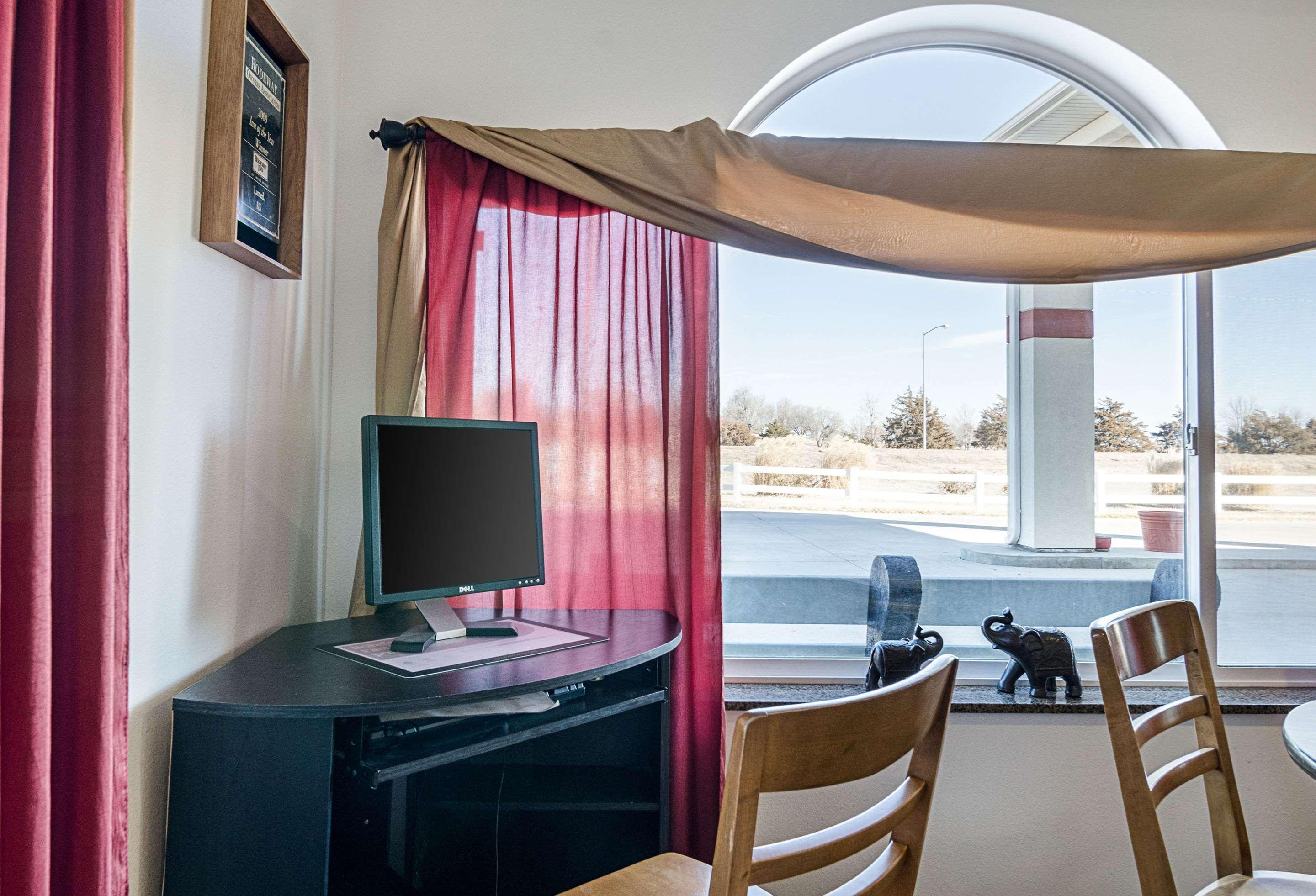 Rodeway Inn Larned Экстерьер фото