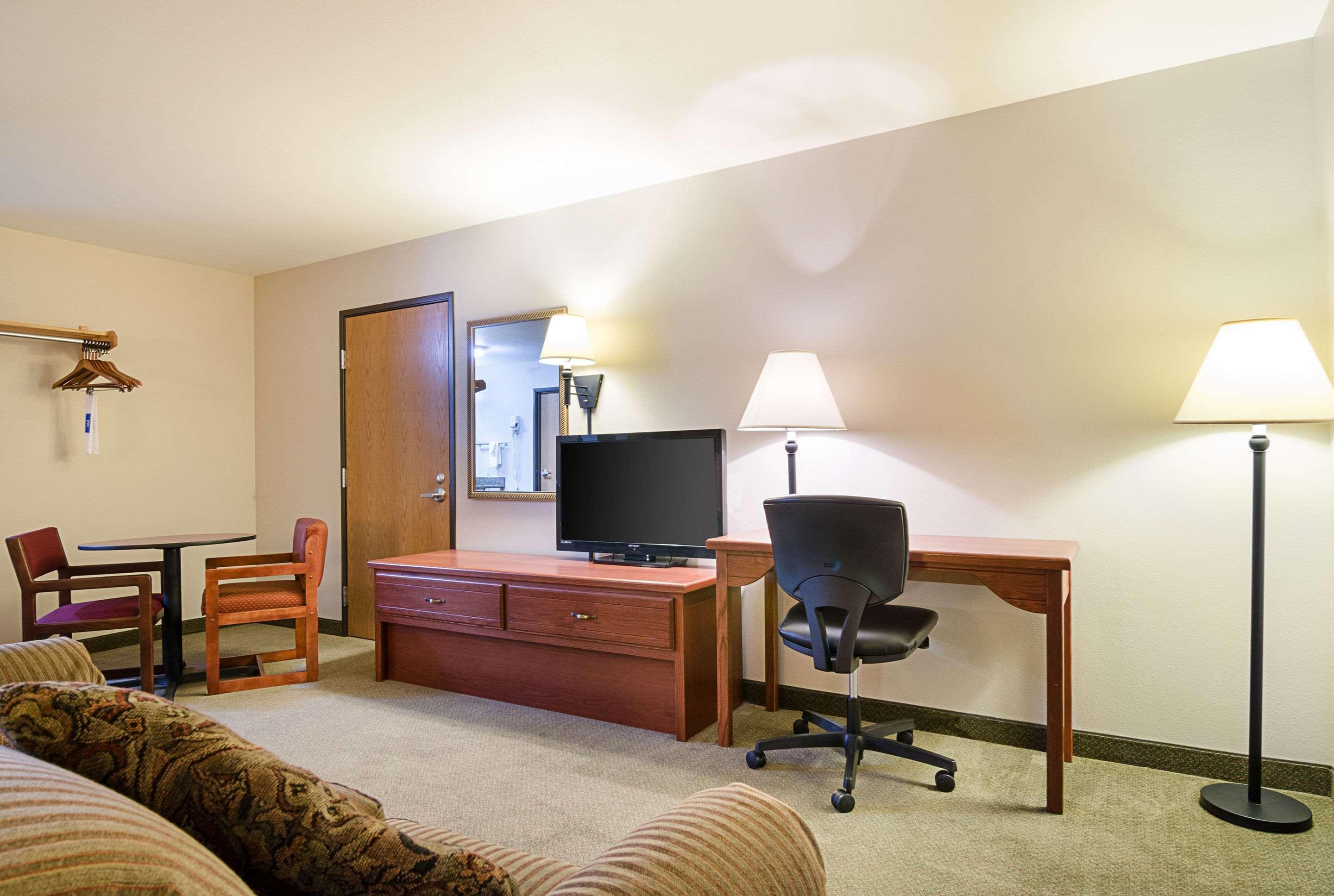 Rodeway Inn Larned Экстерьер фото