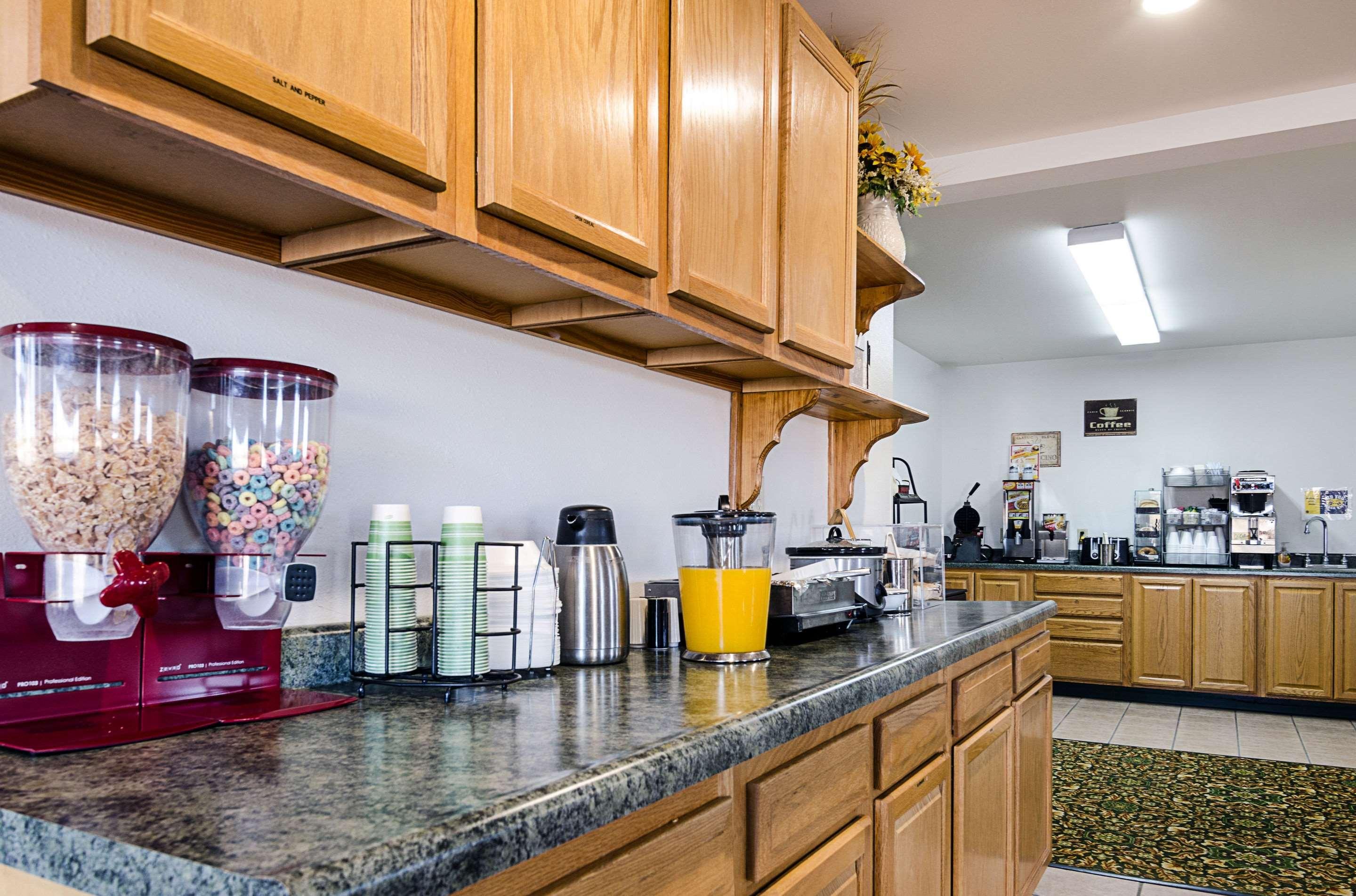 Rodeway Inn Larned Экстерьер фото