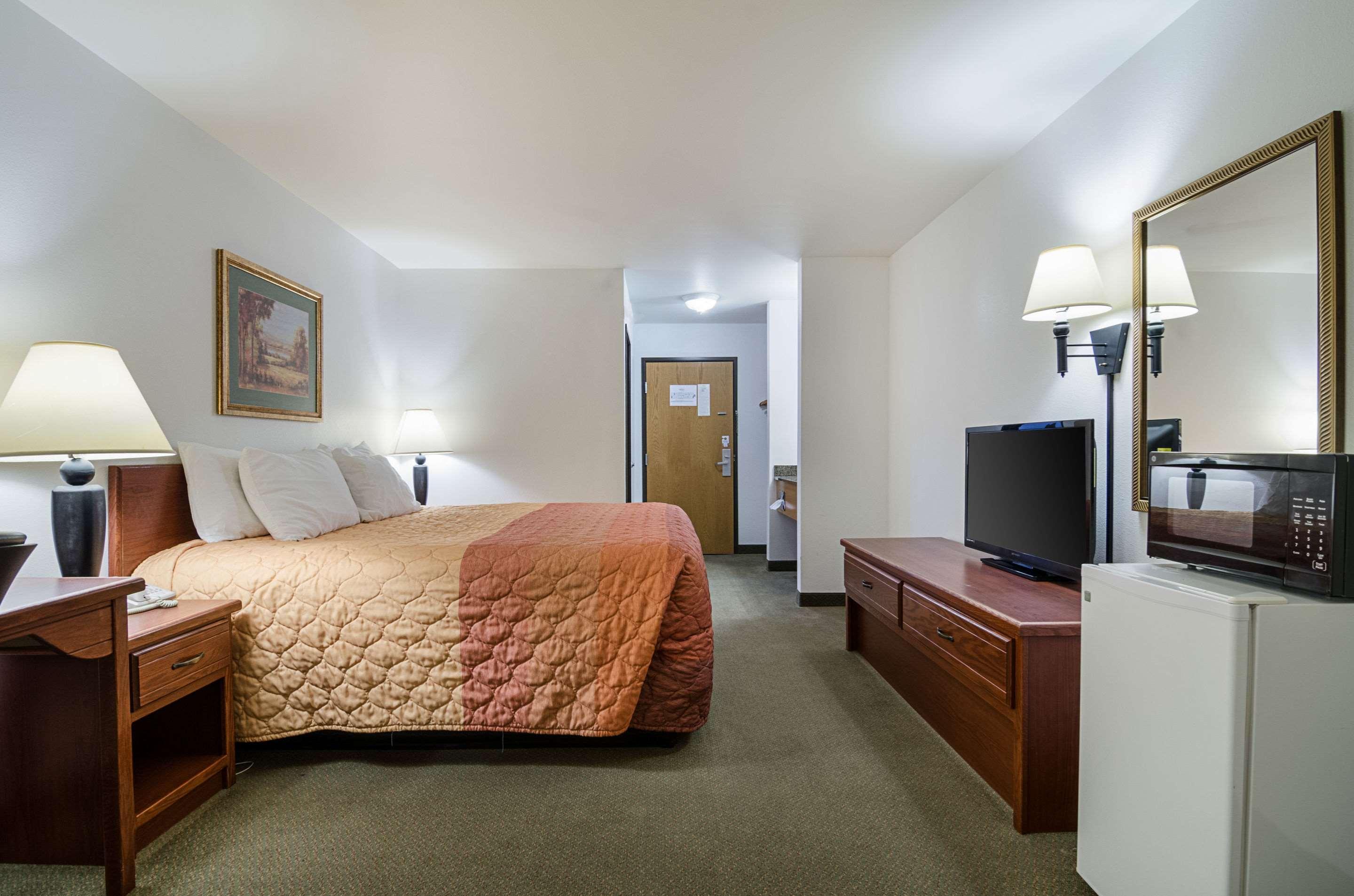 Rodeway Inn Larned Экстерьер фото