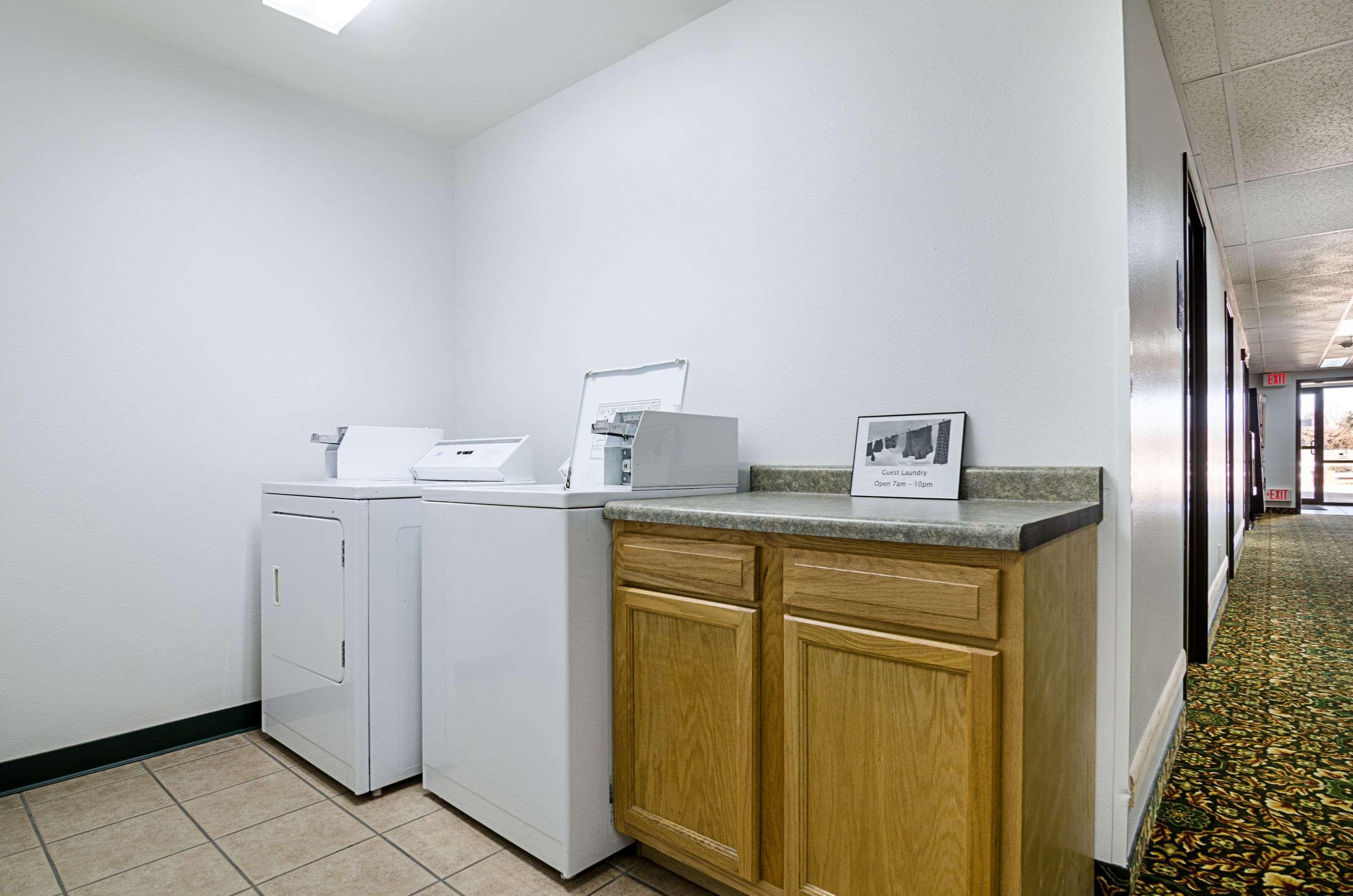 Rodeway Inn Larned Экстерьер фото