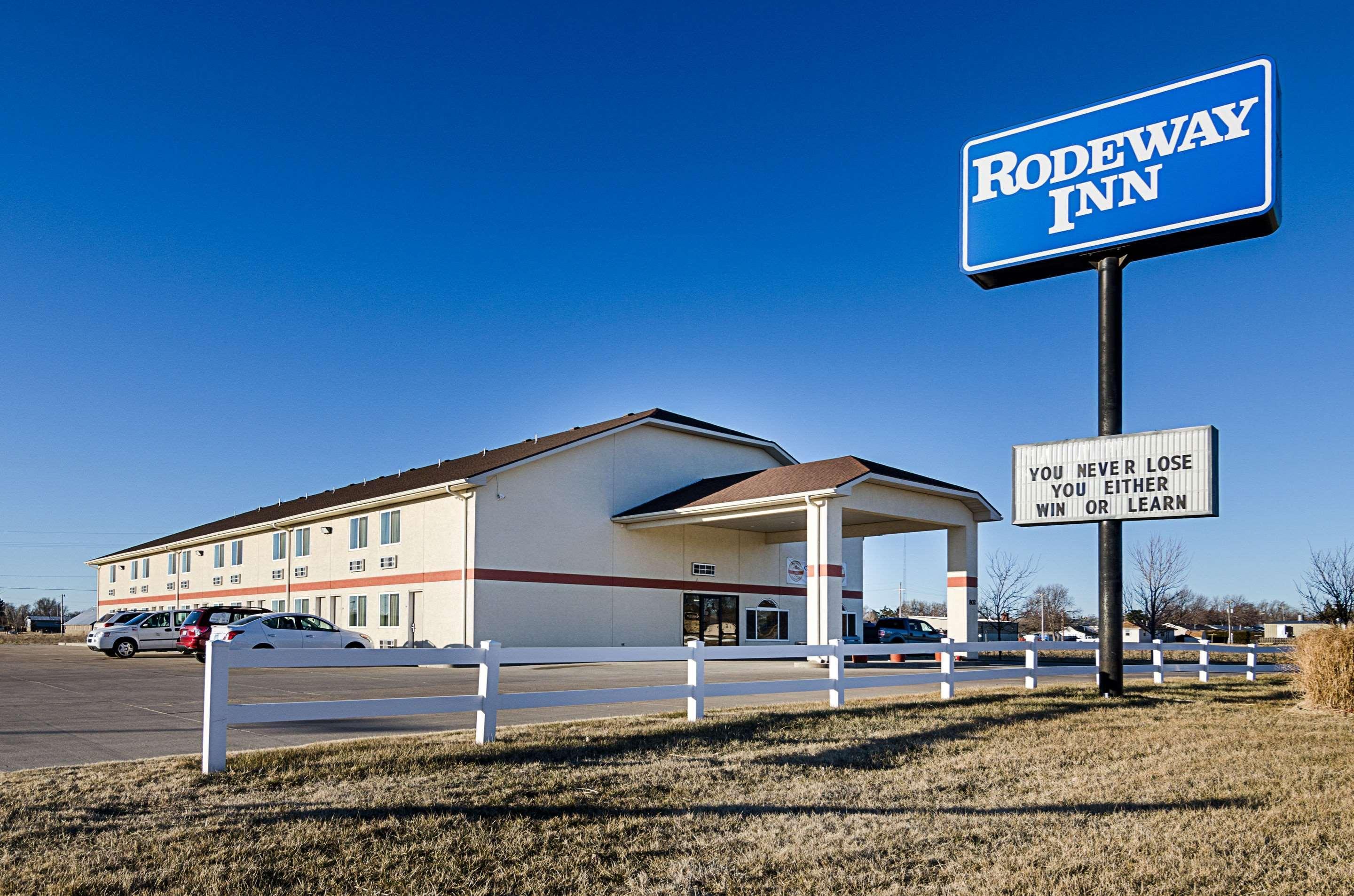 Rodeway Inn Larned Экстерьер фото