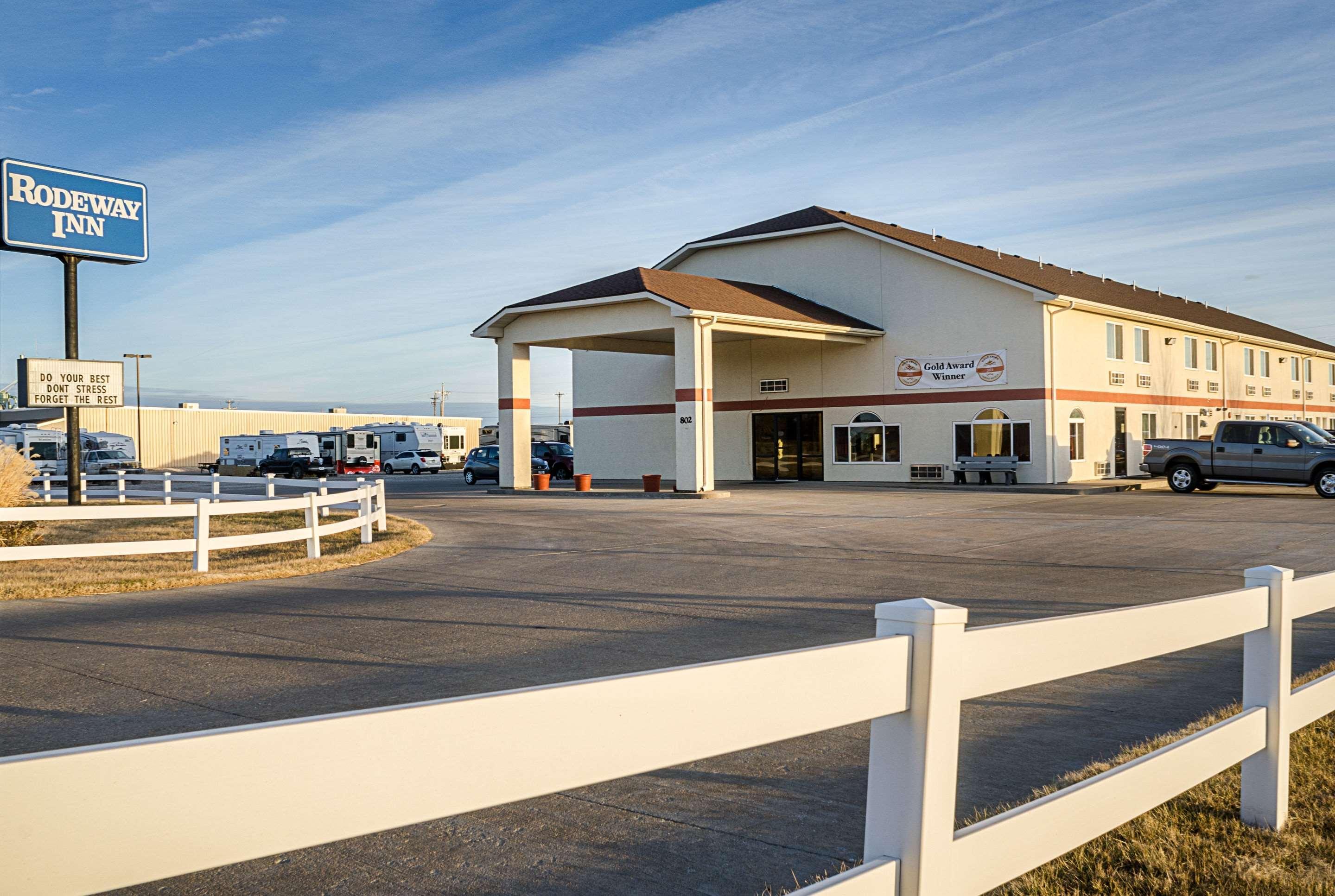 Rodeway Inn Larned Экстерьер фото